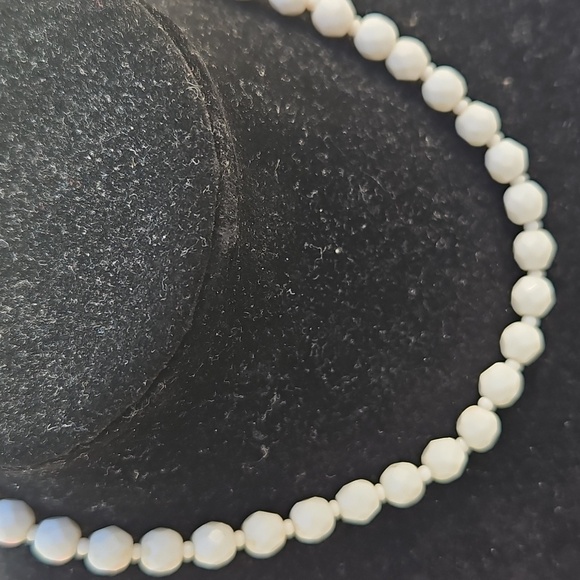 Vintage Elegant White Milk Glass Beaded Necklace - Picture 3 of 4